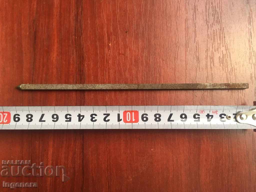 PILĂ PĂTRATĂ 4 MM CU CENTRU INSTRUMENT PILĂ PĂTRATĂ 4 MM CU CENTRU INSTRUMENT