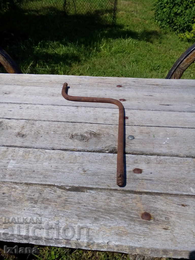 Manivelă veche pentru automobil cu preț 16.00 BGN | € 8.18 Manivelă veche pentru automobil cu preț 16.00 BGN | € 8.18