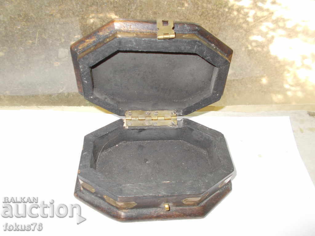 СТАРА ДЪРВЕНА КУТИЯ С МЕСИНГОВ ОБКОВ с цена 34.00 лв. | € 17.38 СТАРА ДЪРВЕНА КУТИЯ С МЕСИНГОВ ОБКОВ с цена 34.00 лв. | € 17.38