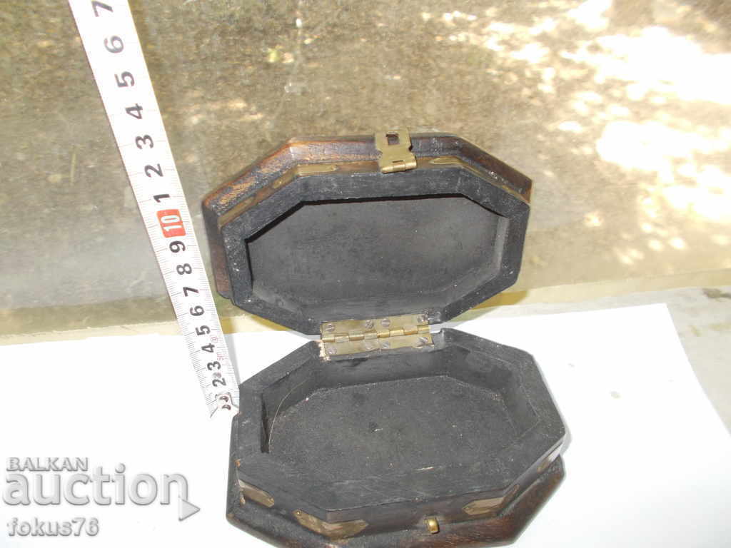 Аукцион СТАРА ДЪРВЕНА КУТИЯ С МЕСИНГОВ ОБКОВ Аукцион СТАРА ДЪРВЕНА КУТИЯ С МЕСИНГОВ ОБКОВ