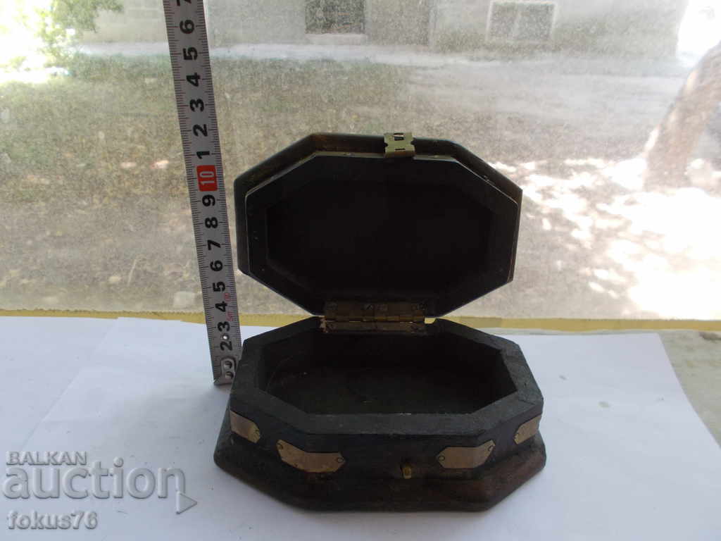 Доставка на СТАРА ДЪРВЕНА КУТИЯ С МЕСИНГОВ ОБКОВ Доставка на СТАРА ДЪРВЕНА КУТИЯ С МЕСИНГОВ ОБКОВ