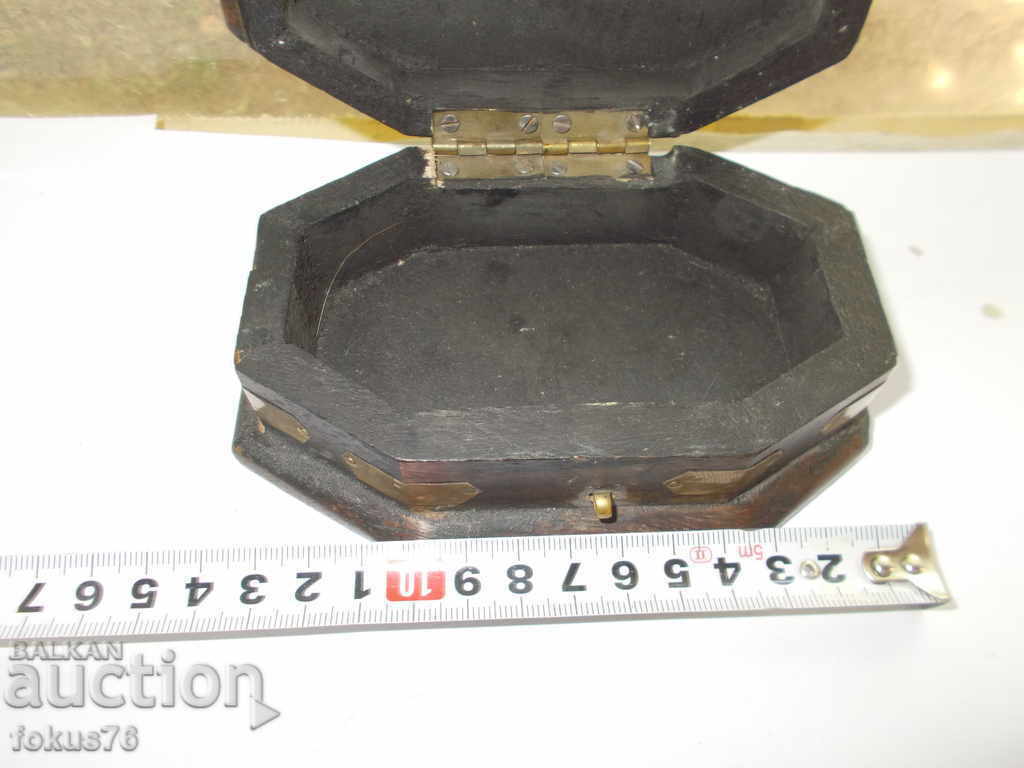 СТАРА ДЪРВЕНА КУТИЯ С МЕСИНГОВ ОБКОВ - 5 СТАРА ДЪРВЕНА КУТИЯ С МЕСИНГОВ ОБКОВ - 5