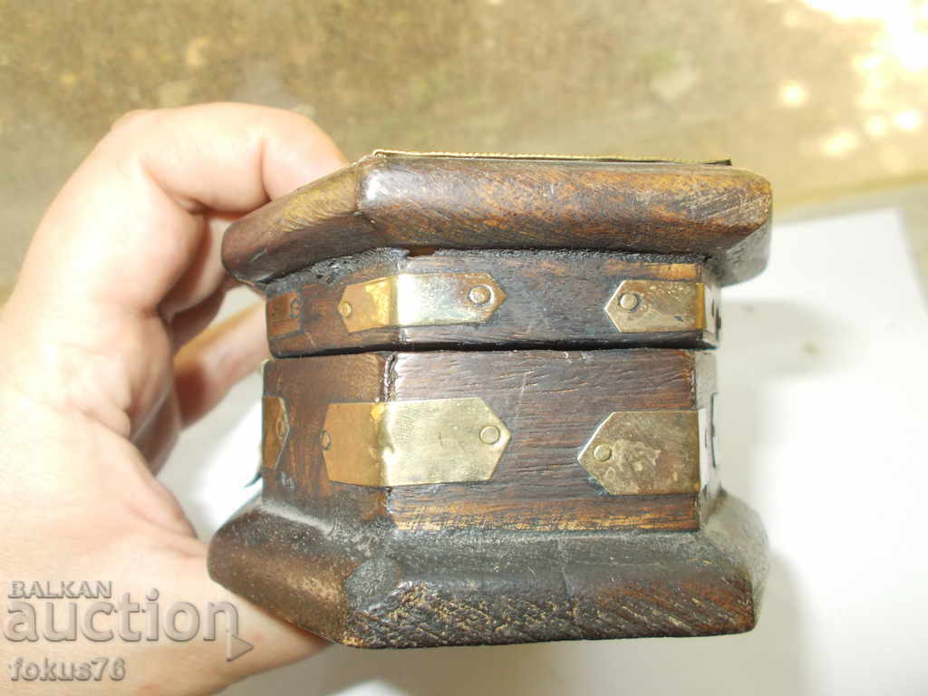 СТАРА ДЪРВЕНА КУТИЯ С МЕСИНГОВ ОБКОВ - 7 СТАРА ДЪРВЕНА КУТИЯ С МЕСИНГОВ ОБКОВ - 7