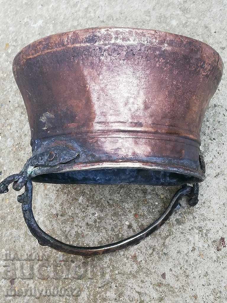 Delivery of Old copper kettle, copper, cauldron, cauldron, copper vessel Delivery of Old copper kettle, copper, cauldron, cauldron, copper vessel