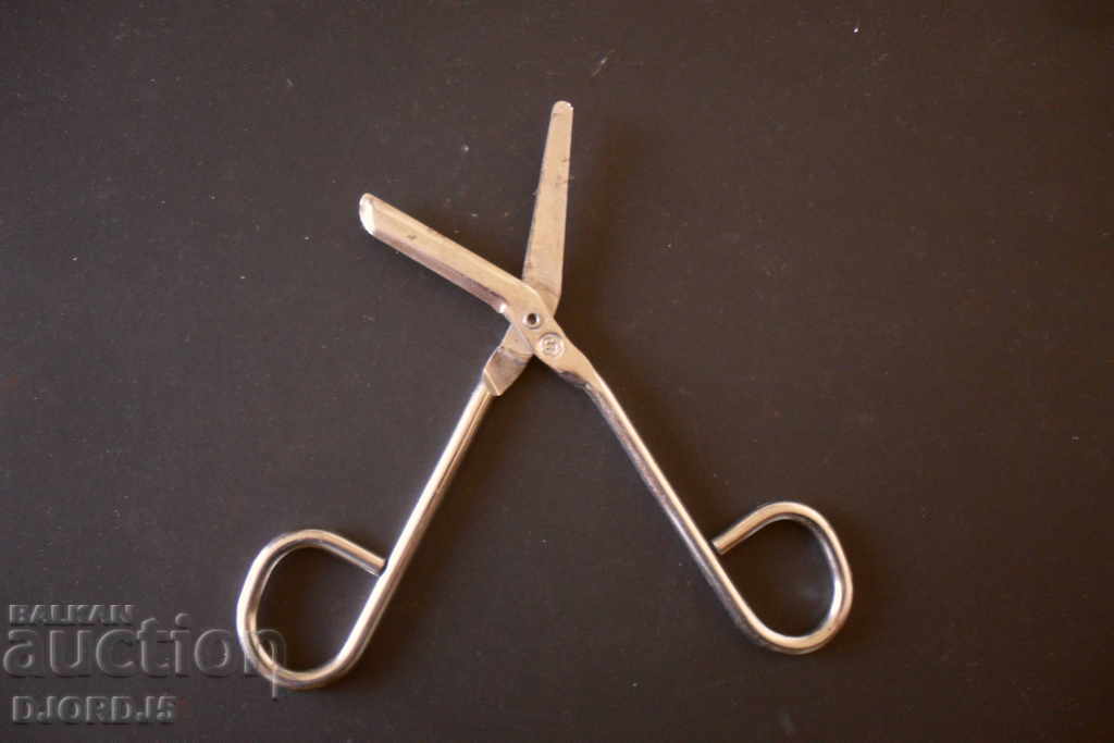 Auction  Specialized scissors marked