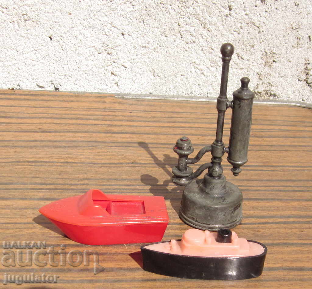 Lot old sharpeners ship motorboat from the time of the Soc