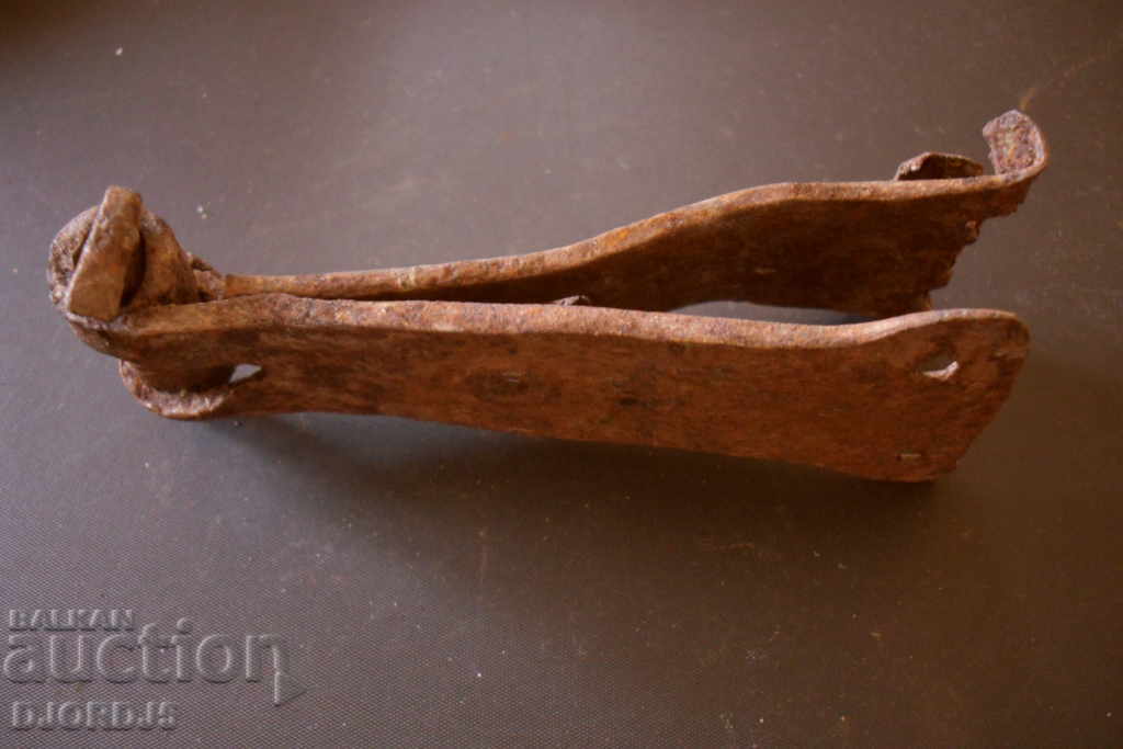 Delivery of Old forged hinge Delivery of Old forged hinge