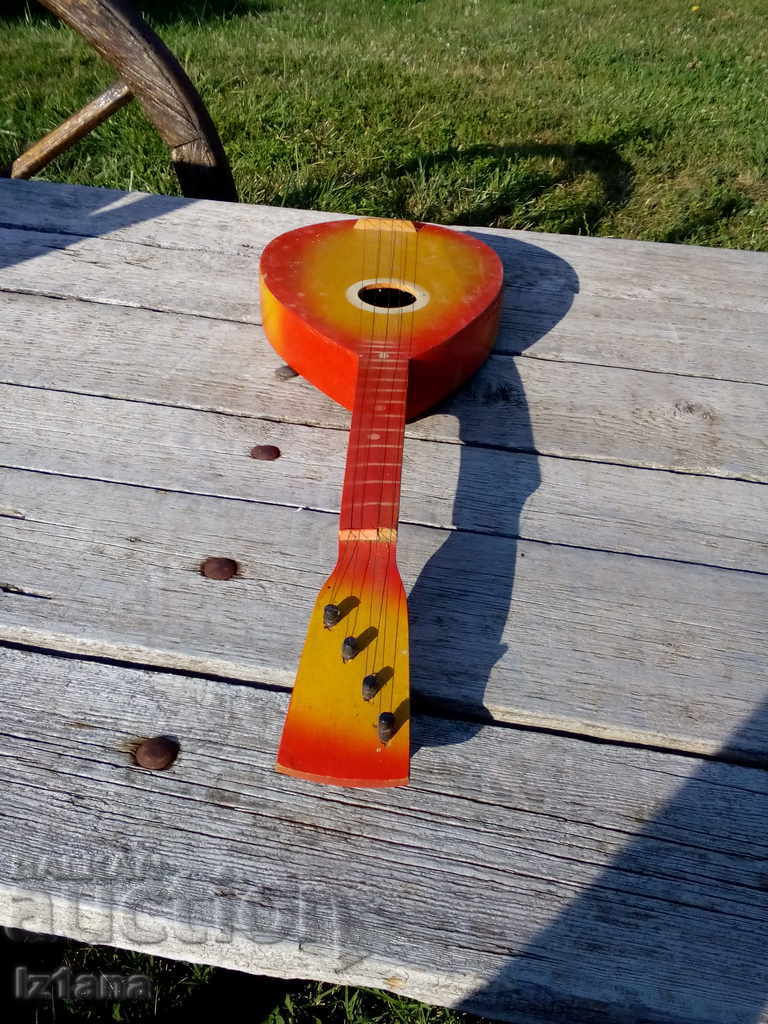 Delivery of Old children's guitar Delivery of Old children's guitar