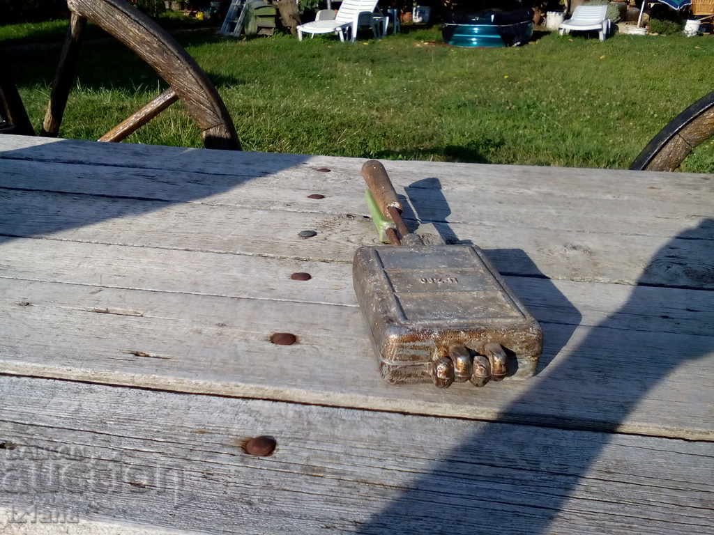 An old baking machine with price 20.00 BGN | € 10.23 An old baking machine with price 20.00 BGN | € 10.23