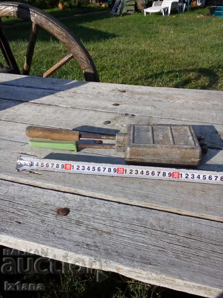 Auction An old baking machine Auction An old baking machine