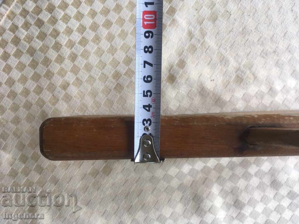 Auction RENDER WOODEN WITH KNIFE Auction RENDER WOODEN WITH KNIFE