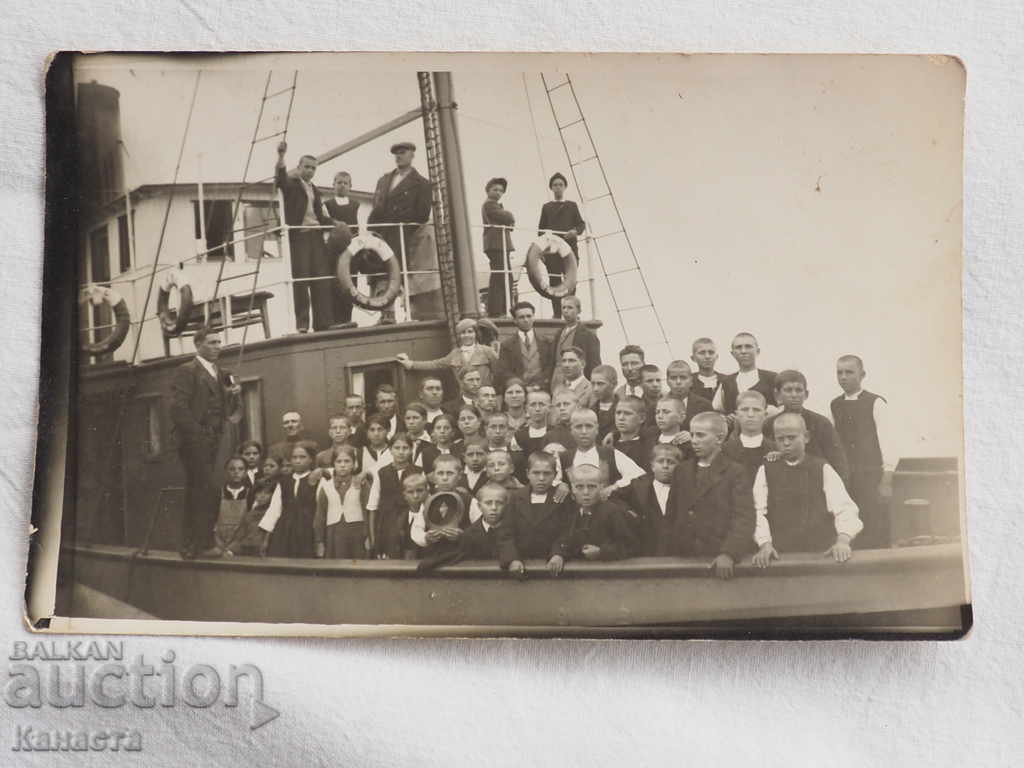 Fotografie veche a copiilor de pe nava K 245