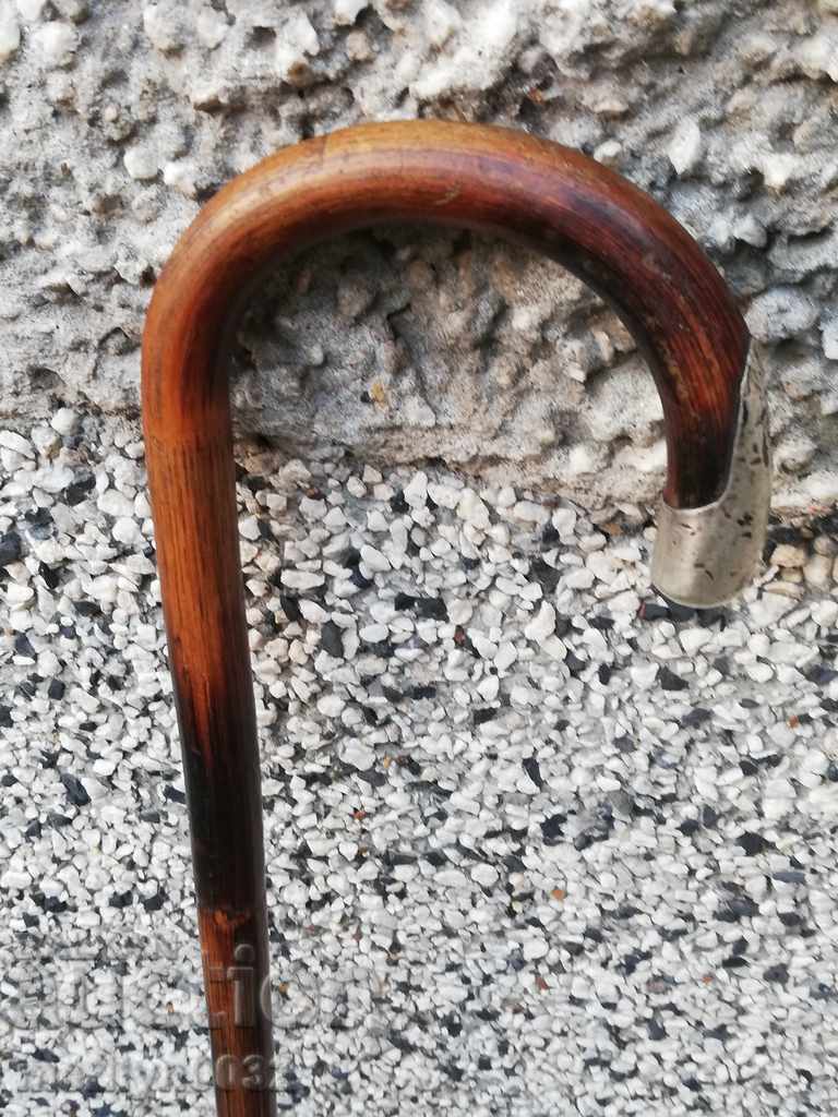 Licitație Un baston vechi din feronerie din lemn argintiu. din secolul XX Licitație Un baston vechi din feronerie din lemn argintiu. din secolul XX