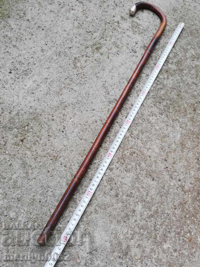 Livrarea Un baston vechi din feronerie din lemn argintiu. din secolul XX Livrarea Un baston vechi din feronerie din lemn argintiu. din secolul XX