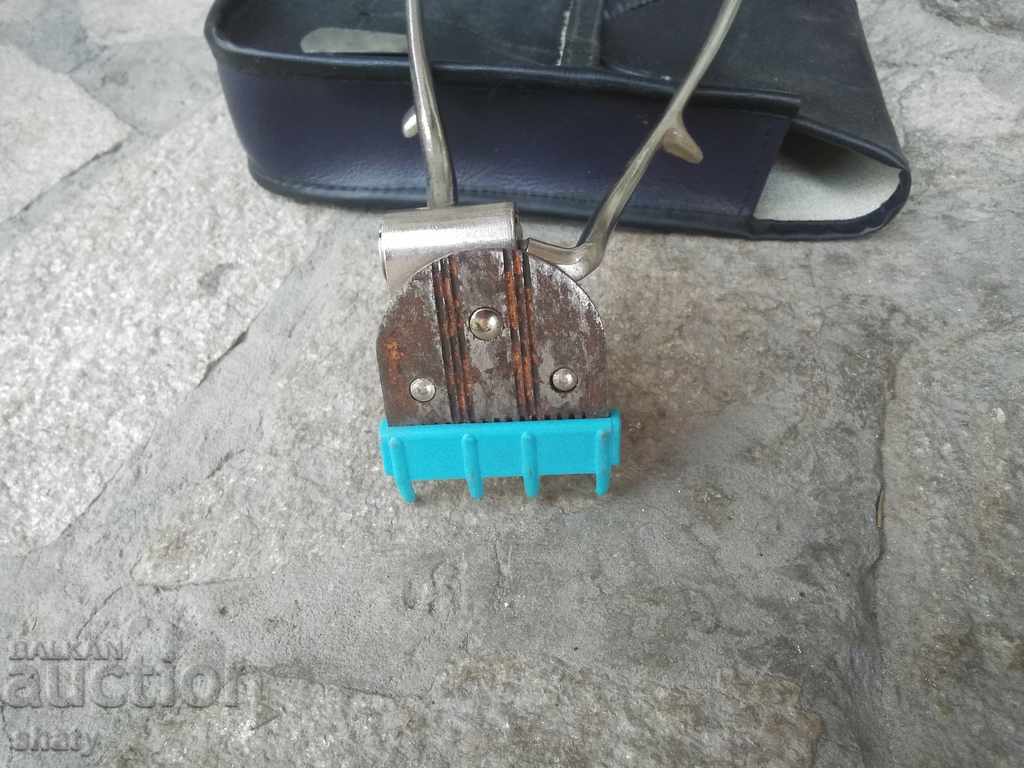 An old clipper. - 5 An old clipper. - 5