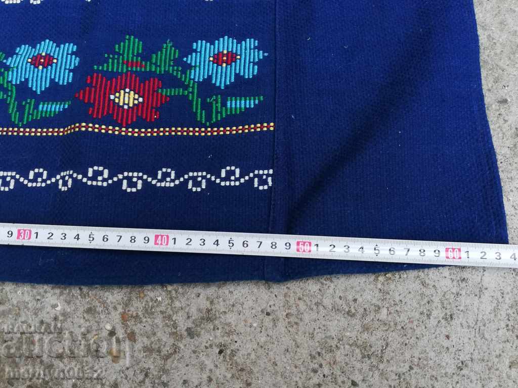 Παράδοση Παλιά υφαντά, κεντήματα και κεντημένα ποδιά φόρεμα, ποδιά