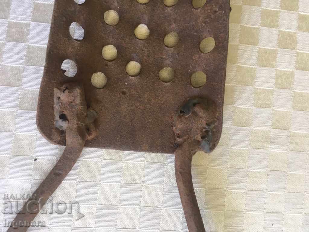 OLD METAL GRATE FOR SOAP GRANTING - 5 OLD METAL GRATE FOR SOAP GRANTING - 5