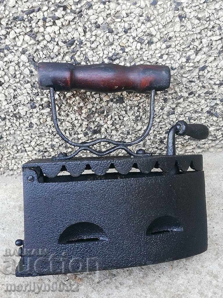 Παράδοση Παλιά σιδήρου στην πυρκαγιά Παράδοση Παλιά σιδήρου στην πυρκαγιά