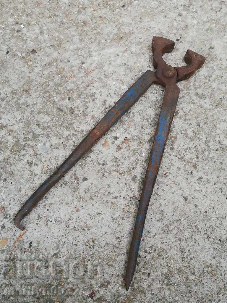 Delivery of Old forging pliers, wrought iron, a keradene tool