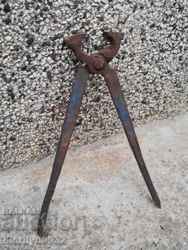 Clești vechi de fierar, fier forjat, unealtă de țiglă