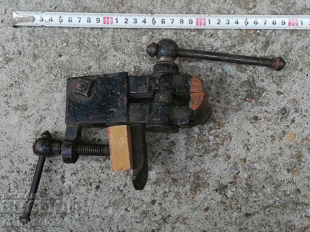 Delivery of An old vise clamps a hardware tool