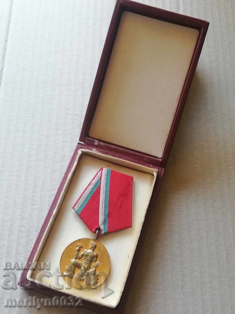 Λαϊκό Τάγμα Εργασίας Χρυσό με κουτί με τιμή 88.00 BGN | € 44.99 Λαϊκό Τάγμα Εργασίας Χρυσό με κουτί με τιμή 88.00 BGN | € 44.99