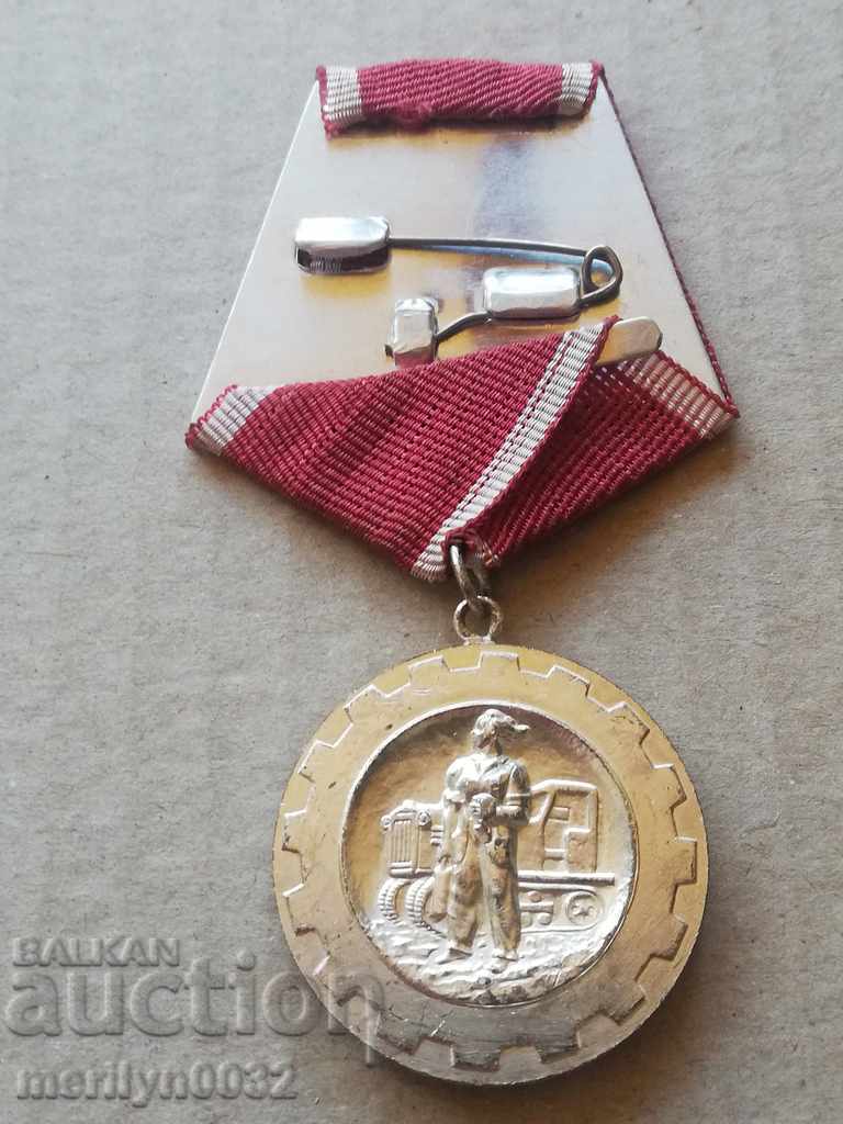 Auction Medal of Distinction Auction Medal of Distinction