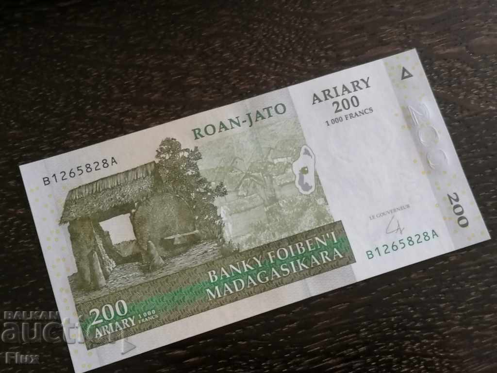 Банкнота - Мадагаскар - 200 ариари UNC | 2004г.