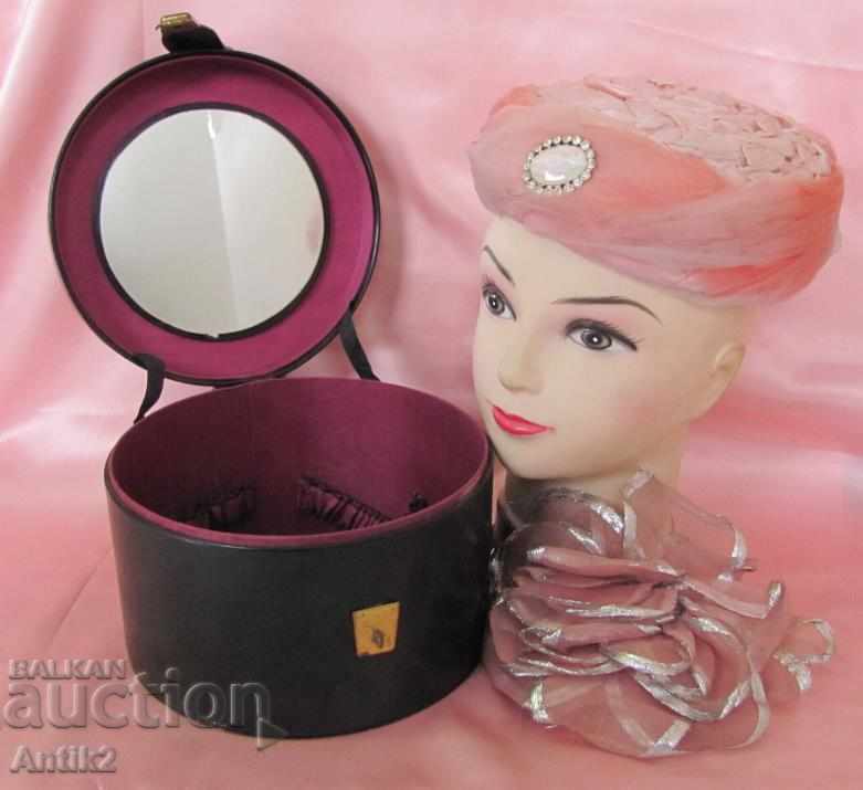 50-те Антикварен Комплект Шапка, Кутия за Шапки и аксесоар с цена 231.00 лв. | € 118.11 50-те Антикварен Комплект Шапка, Кутия за Шапки и аксесоар с цена 231.00 лв. | € 118.11