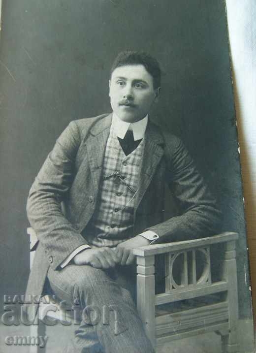 Μια παλιά φωτογραφία ενός άνδρα με μουστάκι με τιμή 7.00 BGN | € 3.58 Μια παλιά φωτογραφία ενός άνδρα με μουστάκι με τιμή 7.00 BGN | € 3.58