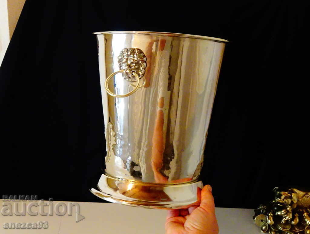 Auction Silver-plated bronze champagne cooler, lion heads, 10 L Auction Silver-plated bronze champagne cooler, lion heads, 10 L