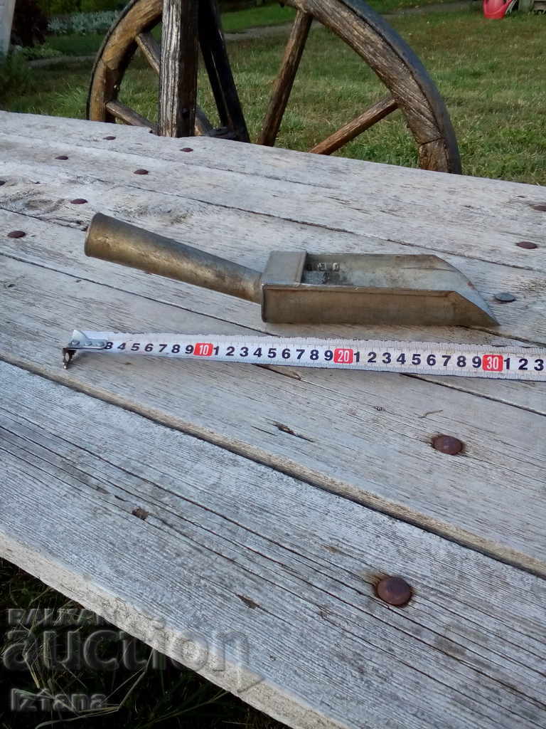 Auction Old flour scoop Auction Old flour scoop