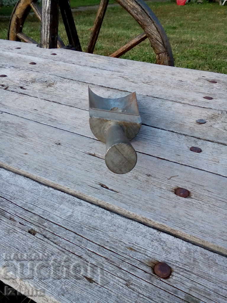 Delivery of Old flour scoop Delivery of Old flour scoop