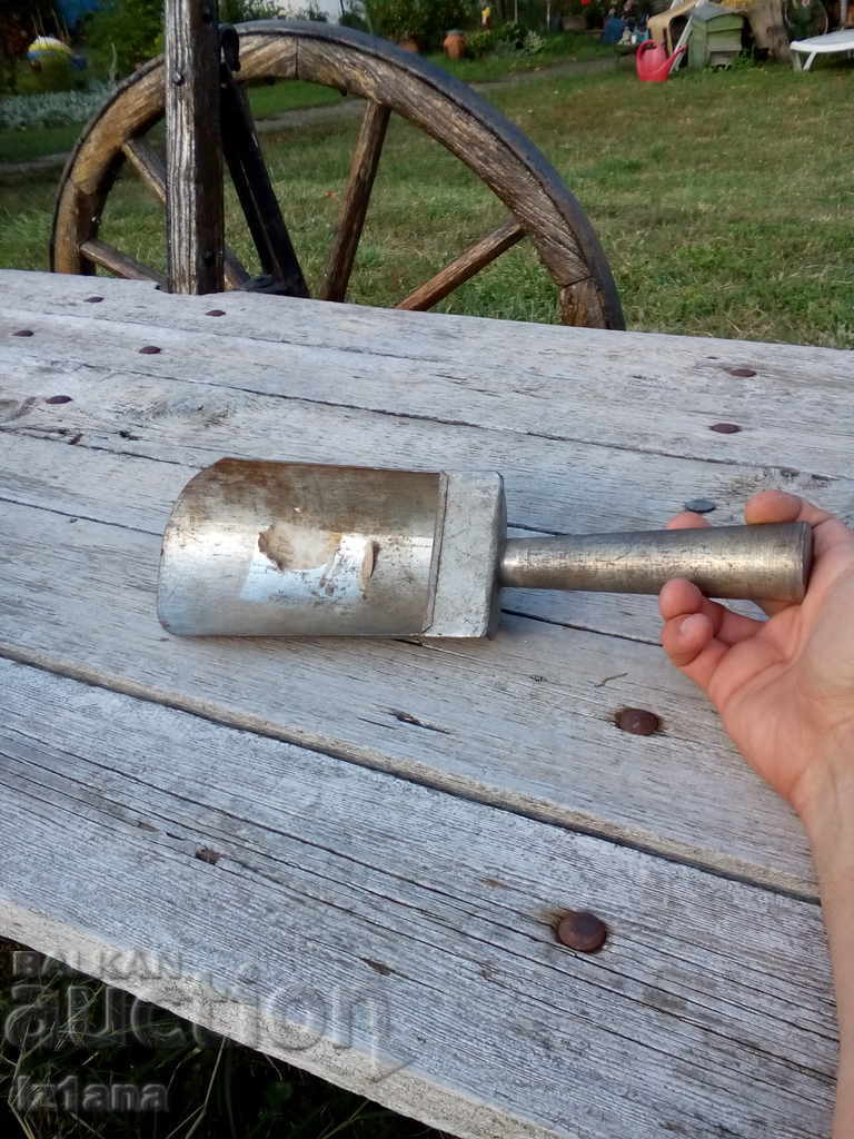 Old flour scoop - 5 Old flour scoop - 5