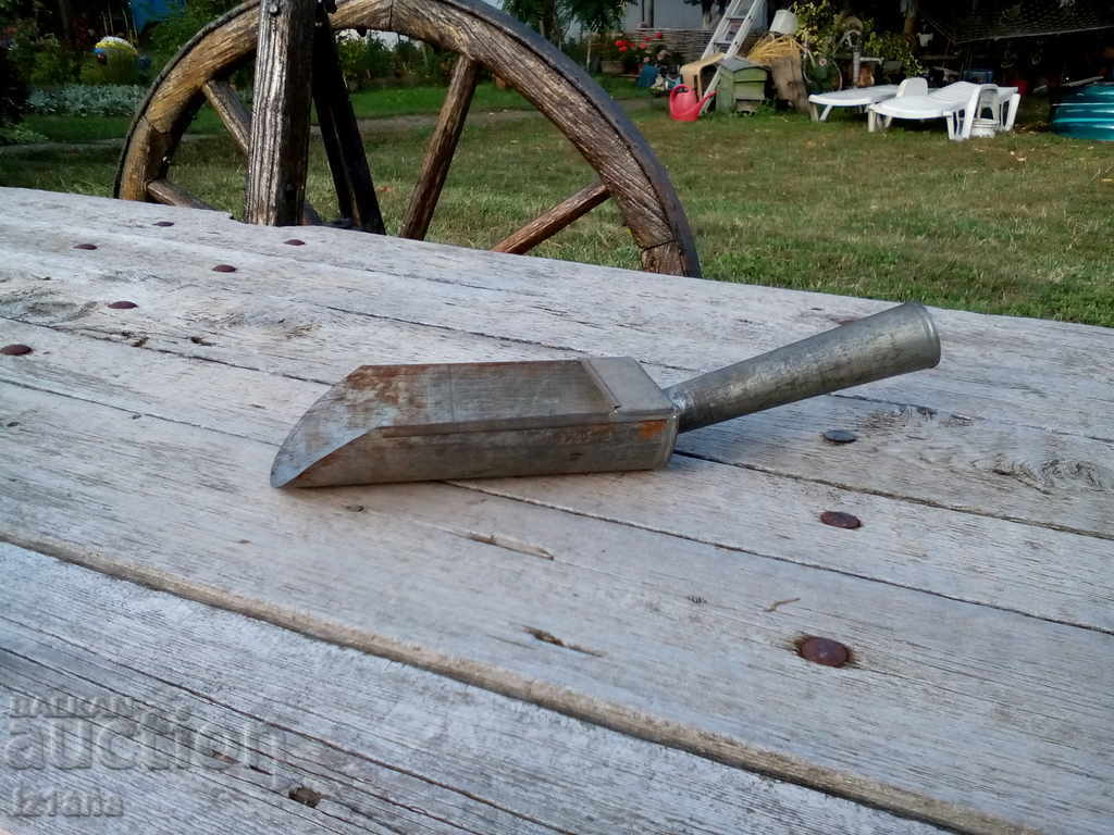 Old flour scoop Old flour scoop