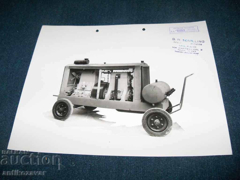 Delivery of 4 old photos on the 1941 VENDER compressor. Delivery of 4 old photos on the 1941 VENDER compressor.