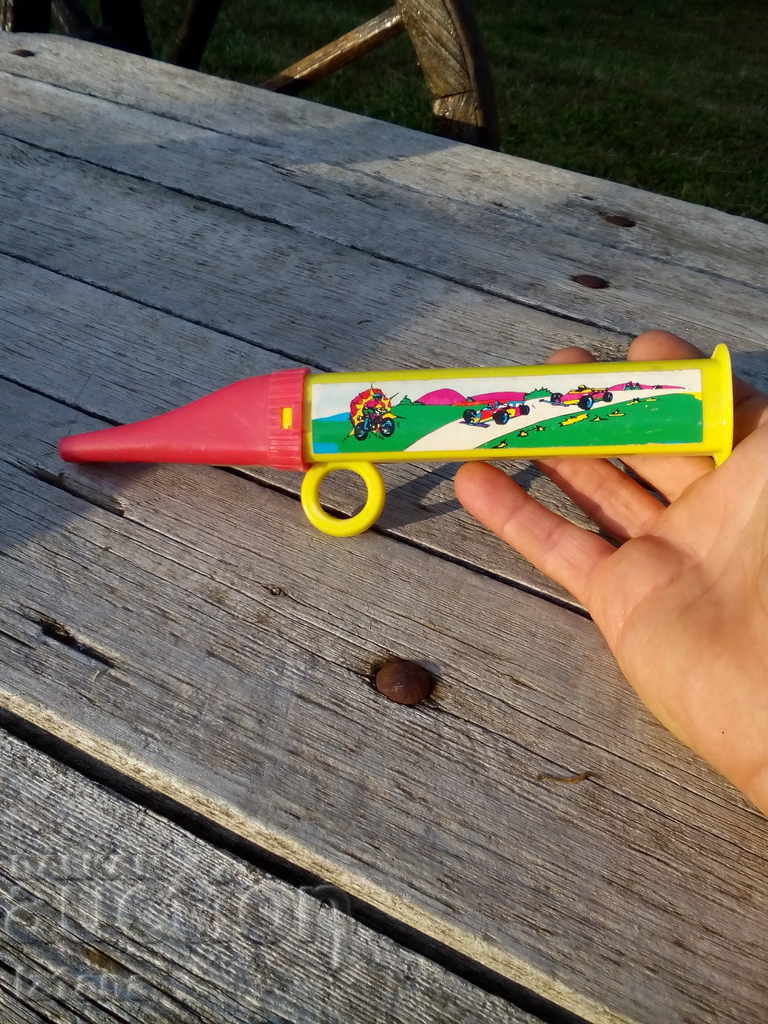 Jucărie veche, fluier cu preț 12.00 BGN | € 6.14 Jucărie veche, fluier cu preț 12.00 BGN | € 6.14