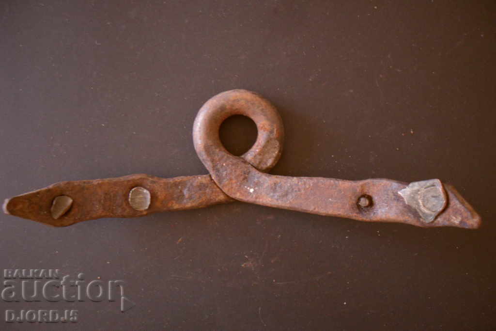 Auction  An old honeycomb hinge