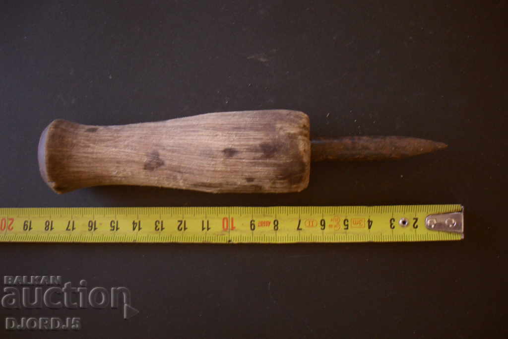 An old screwdriver with price 2.00 BGN | € 1.02 An old screwdriver with price 2.00 BGN | € 1.02