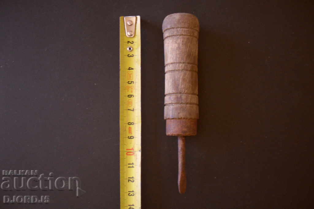 șurubelniță vechi cu preț 2.00 BGN | € 1.02