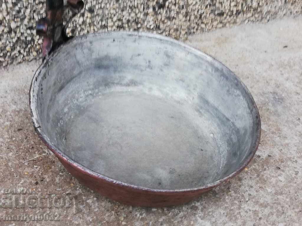 Auction An old copper pan, a baker, a tray, a copper pot Auction An old copper pan, a baker, a tray, a copper pot