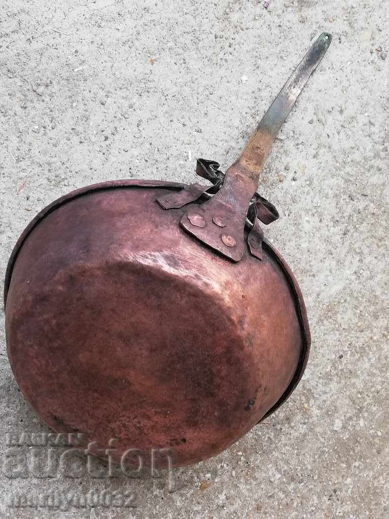 Delivery of An old copper pan, a baker, a tray, a copper pot Delivery of An old copper pan, a baker, a tray, a copper pot
