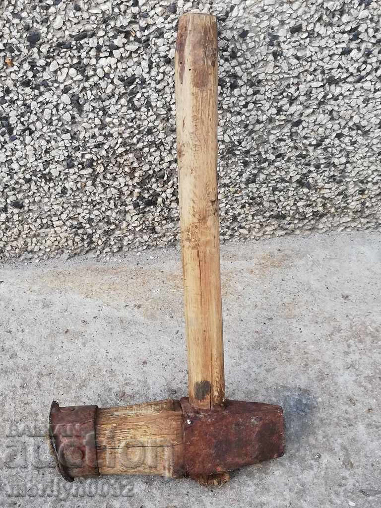 Delivery of Old hammer hammer, wooden, wrought iron, barrel Delivery of Old hammer hammer, wooden, wrought iron, barrel