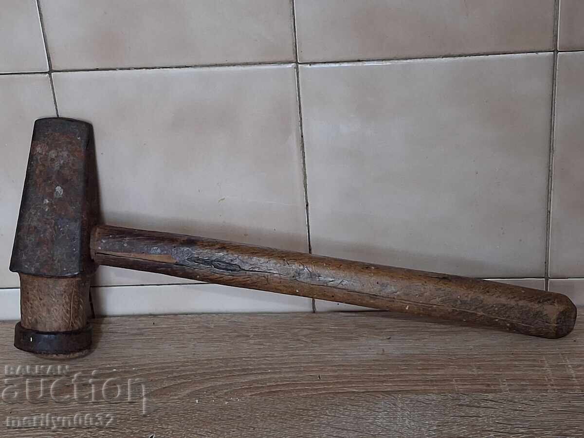Παλιός βαρελοποιός σφυρί, ξύλινος, σφυρήλατο σίδερο, βαρέλι