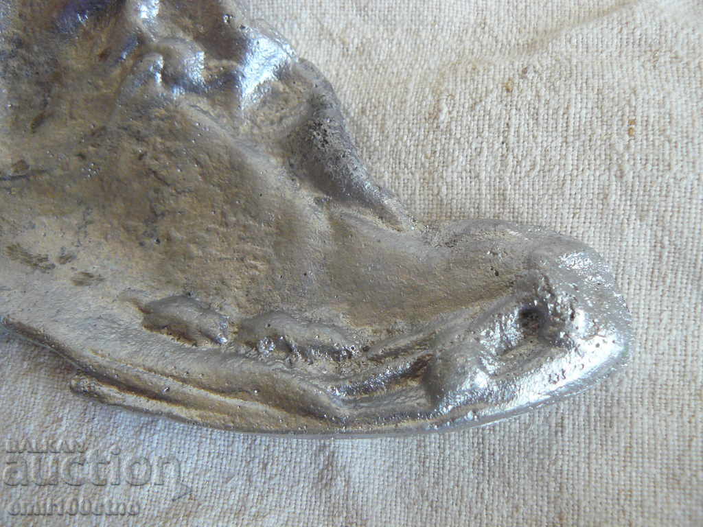 Δημοπρασία Τσόκαρα Παπούτσια και σκηνή Η γάτα κρύβεται στο ποντίκι αλουμινίου