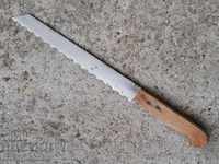 Un cuțit vechi pentru tăierea pâinii cu cârnați