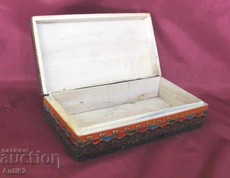 Cutie de bijuterii din lemn antic din secolul XIX cu preț 90.00 BGN | € 46.02 Cutie de bijuterii din lemn antic din secolul XIX cu preț 90.00 BGN | € 46.02