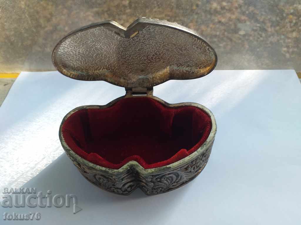 Auction ANTIQUE METAL BOX Auction ANTIQUE METAL BOX