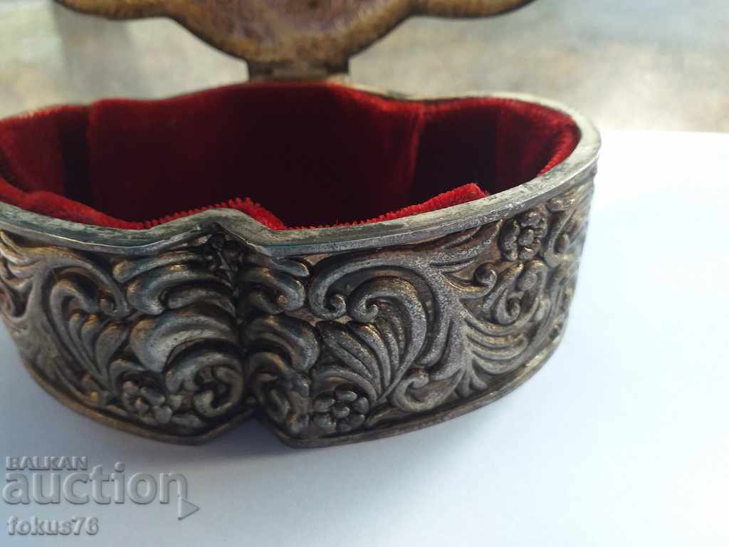 Delivery of ANTIQUE METAL BOX Delivery of ANTIQUE METAL BOX