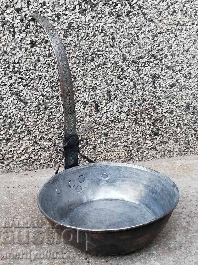 Auction An old copper pan, a baker, a tray, a copper pot Auction An old copper pan, a baker, a tray, a copper pot